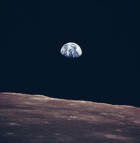 586px-Earth_Rise_as_Seen_From_Lunar_Surface