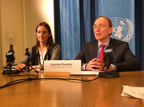 Botschafter Joachim Rücker (rechts) mit der für Presse zuständigen Sekretärin Natalia Jurisic unmittelbar nach der Wahl im Menschenrechtsrat.